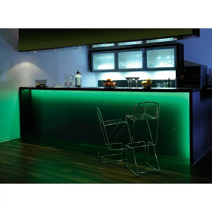 Tira LED 10 m - 10 m, RGB - Elegante bar con iluminación LED verde bajo la barra y taburetes creando un ambiente moderno. Perfecto para recibir invitados.