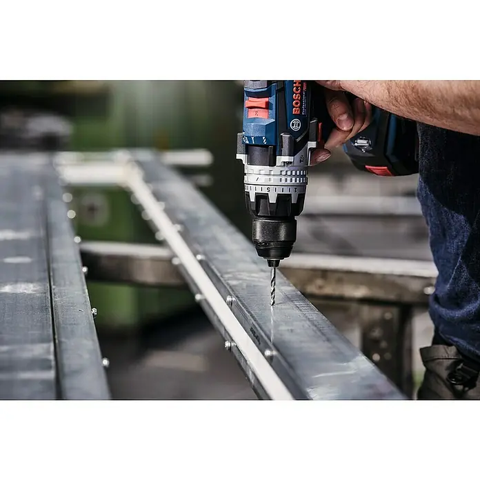 Bosch Metallbohrer PointTeQ - Durchmesser Bohrer: 10 mm - Nahaufnahme eines Bosch-Akkuschraubers, der durch ein Metallstück bohrt, was die Präzision und Leistungsfähigkeit des Werkzeugs hervorhebt.