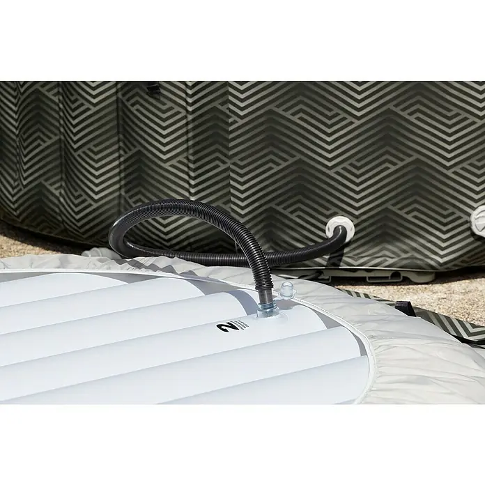 Bestway Lay-Z-Spa Mobil-Whirlpool Barbuda AirJet - Ø x H: 180 x 66 cm, Grau, 669 l - Nahaufnahme eines aufblasbaren Whirlpools mit angeschlossenem Schlauch.