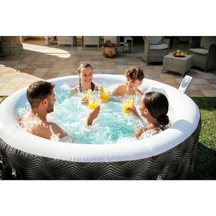 Bestway Lay-Z-Spa Mobil-Whirlpool Barbuda AirJet - Ø x H: 180 x 66 cm, Grau, 669 l - Aufblasbarer Whirlpool mit vier Personen, die ein Getränk genießen. Der Whirlpool ist weiß mit einem grauen Zickzackmuster.