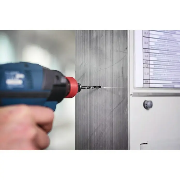 Bosch Metallbohrer Impact Control HSS - 8 Stk., Durchmesser Bohrer: 10 mm - Ein blauer Bohrer mit rotem Bohrfutter bohrt ein Loch in eine Metalloberfläche. Eine Liste ist an der Oberfläche befestigt.