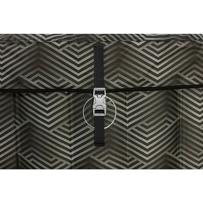 Bestway Lay-Z-Spa Mobil-Whirlpool Barbuda AirJet - Ø x H: 180 x 66 cm, Grau, 669 l - Nahaufnahme eines schwarzen Rucksacks mit grauem geometrischen Muster und einem hellgrauen Kunststoffverschluss.