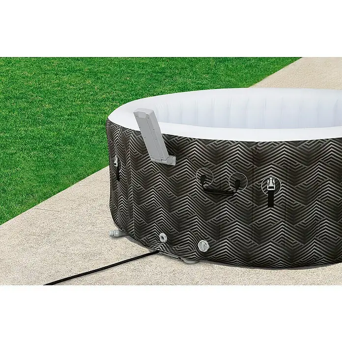 Bestway Lay-Z-Spa Mobil-Whirlpool Barbuda AirJet - Ø x H: 180 x 66 cm, Grau, 669 l - Nahaufnahme eines aufblasbaren Whirlpools mit schwarzem Zickzackmuster und weißem Innenraum auf einer Terrasse mit Rasen im Hintergrund.