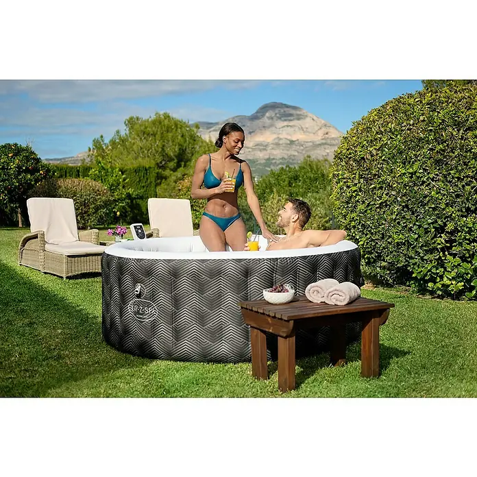 Bestway Lay-Z-Spa Mobil-Whirlpool Barbuda AirJet - Ø x H: 180 x 66 cm, Grau, 669 l - Entspannen Sie im aufblasbaren Lay-Z-Spa Whirlpool. Hier genießen zwei Personen den Luxus mit Getränken in einem Garten mit Liegestühlen.