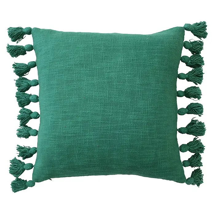 Kissen Kucuri - Grün, 45 x 45 cm, 100 % Baumwolle - Nahaufnahme eines grünen quadratischen Kissens mit Quastenbesatz.