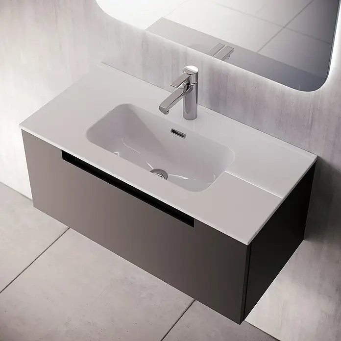 Lavabo Nix New - 39,5 x 61 cm, Orificios para grifo: Medio, Con desbordamiento, Blanco - Un lavabo moderno con tocador gris y una pila encastrada y luminosa con grifo, situado bajo un espejo.