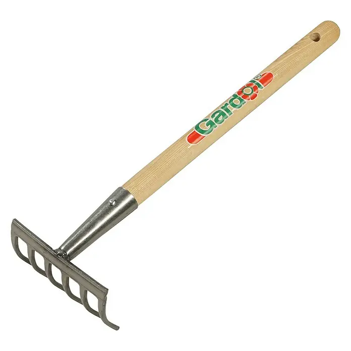 Gardol Hand-Kleinrechen - Arbeitsbreite: 14 cm, Anzahl Zinken: 6, Kurzstiel - Gartengerät: Eine detailreiche Nahaufnahme eines Kultivators der Marke Gardol mit Holzgriff und Metallzinken.