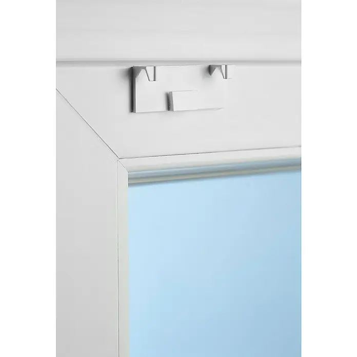 Klebeträger - 2 Stk., Passend für: Alu-Jalousien (25 mm) bis 140 cm Breite, Weiß - Detailaufnahme eines weißen Fensterrahmens mit Beschlägen zur Befestigung von Jalousien. Die Beschläge sind ebenfalls weiß und fügen sich nahtlos in den Rahmen ein.