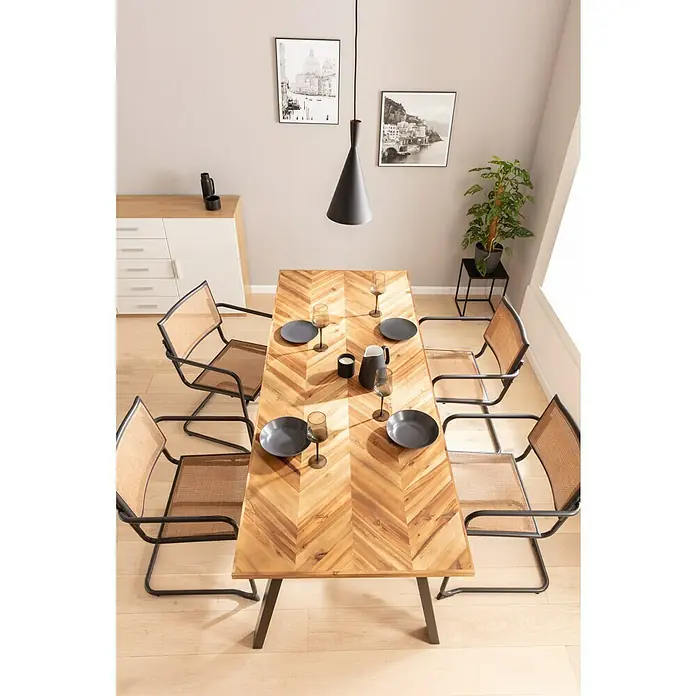 Exclusivholz Arbeitsplatte Fischgrät - Akazie, 200 x 80 x 2,6 cm - Ein Esstisch mit Fischgrätmuster und passenden Stühlen in einem modernen Esszimmer.