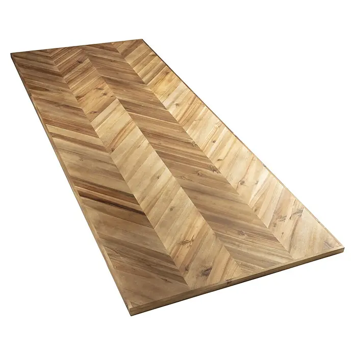 Exclusivholz Arbeitsplatte Fischgrät - Akazie, 200 x 80 x 2,6 cm - Nahaufnahme einer Tischplatte mit einem eleganten Fischgrätenmuster aus hellem Holz, das eine warme und natürliche Textur zeigt.
