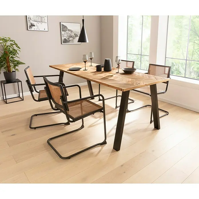 Exclusivholz Arbeitsplatte Fischgrät - Akazie, 200 x 80 x 2,6 cm - Elegantes Esszimmer mit einem Holztisch in Fischgrätmuster und vier Stühlen mit Rohrgeflecht, perfekt für stilvolle Zusammenkünfte.