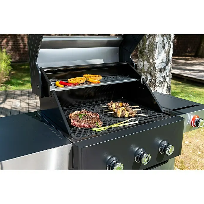 Edelheiss Gasgrill Exzellenz 1.3 - Grillfläche (B x T): 59 x 45,5 cm, 12,6 kW, Anzahl Brenner: 3 Stk. - Ein moderner Grill mit Steak, Spießen und Gemüse zubereitet, für ein köstliches Outdoor-Kocherlebnis.