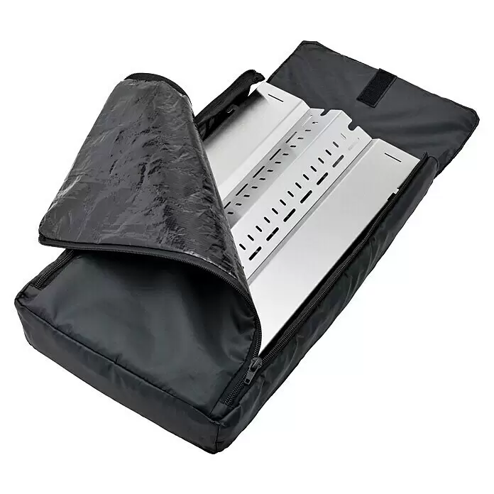 Bruzz Willi Gasgrill BW 1.1 - Wander Edition - Grillfläche (B x T): 39 x 19,5 cm, 3,5 kW, Anzahl Brenner: 1 Stk. - Schwarze Transporttasche, teilweise geöffnet, zeigt Edelstahl-Grillroste.