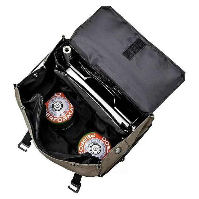 Bruzz Willi Gasgrill BW 1.1 - Wander Edition - Grillfläche (B x T): 39 x 19,5 cm, 3,5 kW, Anzahl Brenner: 1 Stk. - Eine offene olivgrüne Campingtasche, gefüllt mit zwei orangefarbenen Gaskartuschen und einem tragbaren Metallkocher.