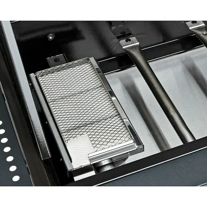 Edelheiss Gasgrill Exzellenz 1.4 - Grillfläche (B x T): 68 x 45,5 cm, 16,8 kW, Anzahl Brenner: 4 Stk. - Nahaufnahme eines Grills mit einem Infrarotbrenner und einer Stahlbrennerstange.