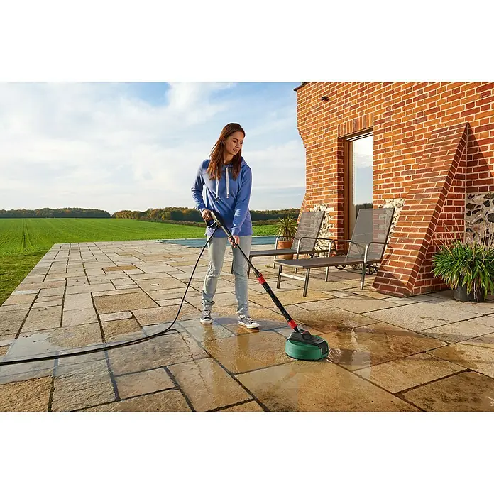 Bosch Terrassenreiniger Aquasurf 280 - Durchmesser: 280 mm - Frau reinigt Terrasse mit dem Bosch Patio Cleaner. Das Produkt ist ideal für die Reinigung großer Flächen im Außenbereich.