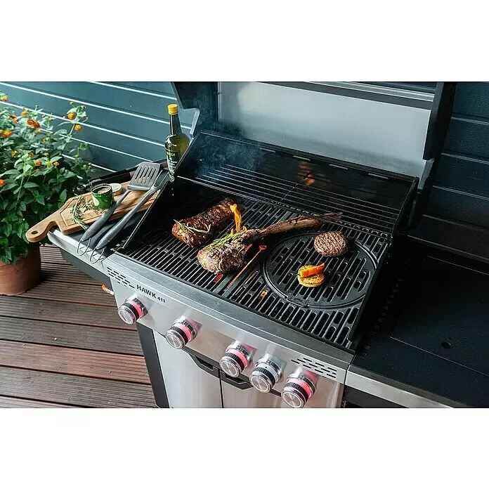 Grandstate Gasgrill Hawk 411 - Grillfläche (B x T): 71 x 49 cm, 15,2 kW, Anzahl Brenner: 4 Stk. - Edelstahl- und schwarzer Gasgrill grillt Fleisch, Burger und Gemüse auf einer Holzterrasse.