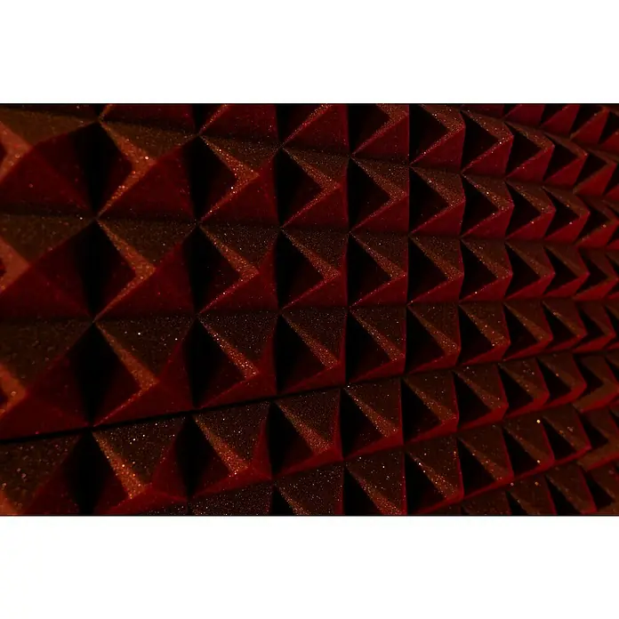 Noppenschaum Akupur - Pyramide, 100 x 50 x 4 cm, PU-Schaum - Nahaufnahme von schallabsorbierenden Pyramiden-Akustikschaumstoffplatten in dunklem Rot, ideal für Studios und Heimkinos, zur Schallreduzierung.