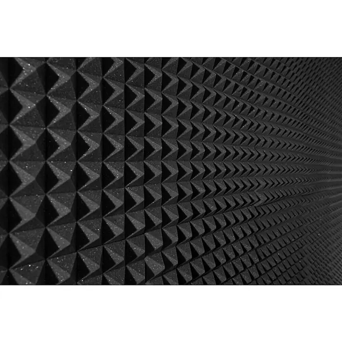 Noppenschaum Akupur - Pyramide, 100 x 50 x 4 cm, PU-Schaum - Nahaufnahme von pyramidenförmigen Schallabsorbern. Die schwarzen Akustikpaneele sind dicht an dicht angeordnet und absorbieren Schallwellen.