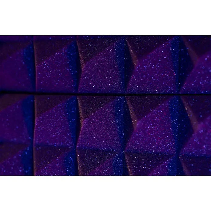 Noppenschaum Akupur - Pyramide, 100 x 50 x 4 cm, PU-Schaum - Nahaufnahme von violetten Akustikschaumstoffplatten, ideal für Schallschutz in Studios und Heimkinos.
