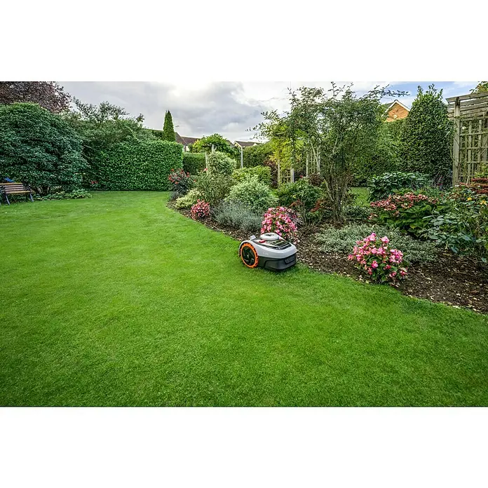 Segway Mähroboter Navimow i105E - 500 m², Schnittbreite: 18 cm, Satellitengestützte Navigation, RTK - Ein Rasenmähroboter der Marke Gardena steht auf einem grünen Rasen in einem gepflegten Garten und mäht das Gras automatisch.