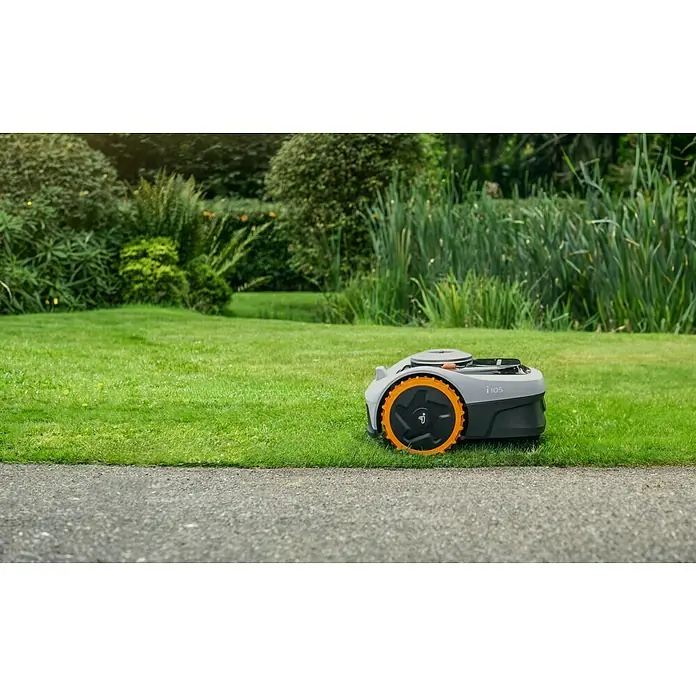Segway Mähroboter Navimow i105E - 500 m², Schnittbreite: 18 cm, Satellitengestützte Navigation, RTK - Automatischer Rasenmäher i105 auf Rasen. Kompakt, effizient und ideal für kleinere Gärten, bietet der Mähroboter eine einfache Rasenpflege.