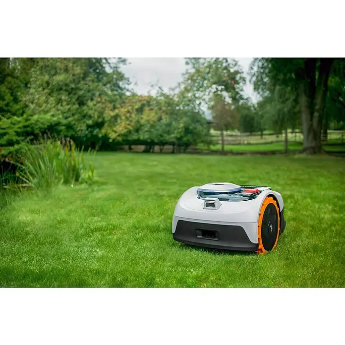 Segway Mähroboter Navimow i105E - 500 m², Schnittbreite: 18 cm, Satellitengestützte Navigation, RTK - Ein moderner Rasenmähroboter auf einem grünen Rasen, der für die automatische Gartenpflege konzipiert ist. Erleichtert die Rasenpflege erheblich.