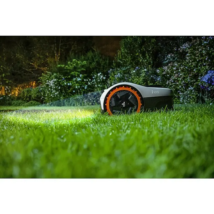 Segway Mähroboter Navimow i105E - 500 m², Schnittbreite: 18 cm, Satellitengestützte Navigation, RTK - Ein i105 Mähroboter steht auf einem grünen Rasen. Das Gerät verfügt über ein schlankes, modernes Design und ist bereit, den Rasen zu pflegen.