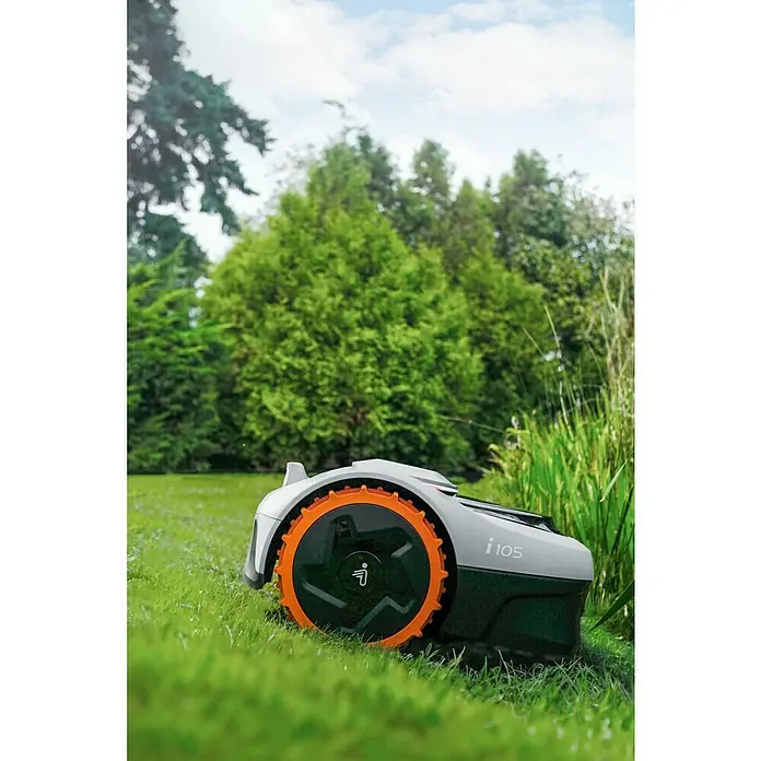 Segway Mähroboter Navimow i105E - 500 m², Schnittbreite: 18 cm, Satellitengestützte Navigation, RTK - Ein i105 Mähroboter auf einem grünen Rasen vor Bäumen und Sträuchern.