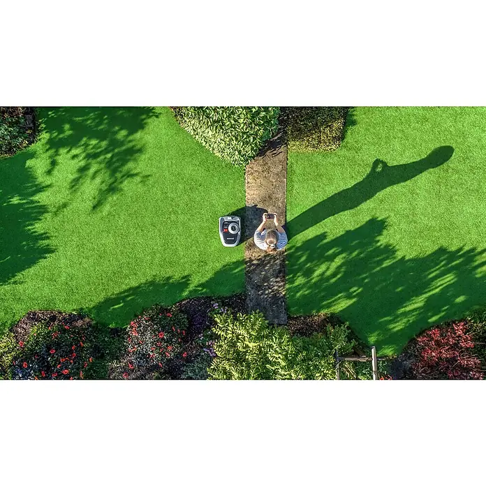Segway Mähroboter Navimow i105E - 500 m², Schnittbreite: 18 cm, Satellitengestützte Navigation, RTK - Draufsicht auf einen Mähroboter neben einer Frau auf einem Rasen, der sich ideal für eine einfache Rasenpflege eignet.