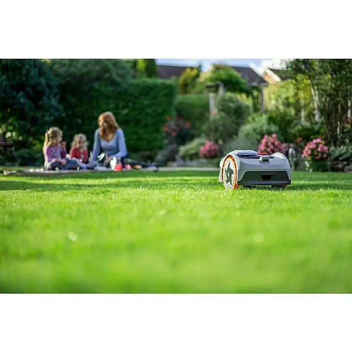 Segway Mähroboter Navimow i105E - 500 m², Schnittbreite: 18 cm, Satellitengestützte Navigation, RTK - Ein Rasenmähroboter auf einem grünen Rasen, im Hintergrund eine Familie. Der Fokus liegt auf dem modernen Design des Mähroboters.