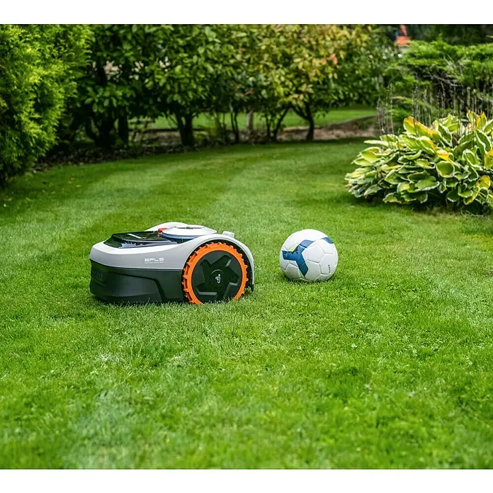 Segway Mähroboter Navimow i105E - 500 m², Schnittbreite: 18 cm, Satellitengestützte Navigation, RTK - Ein Rasenmähroboter der Marke EFSL steht neben einem Fußball auf einem grünen Rasen im Garten.