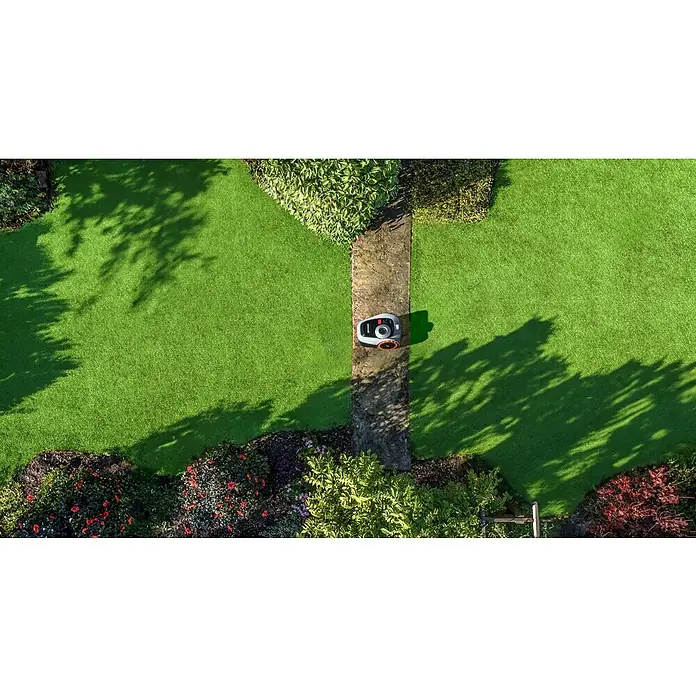 Segway Mähroboter Navimow i105E - 500 m², Schnittbreite: 18 cm, Satellitengestützte Navigation, RTK - Top-Ansicht eines Rasenmähroboters, der auf einem gepflasterten Gartenweg steht, umgeben von üppigem Grün und Schatten.
