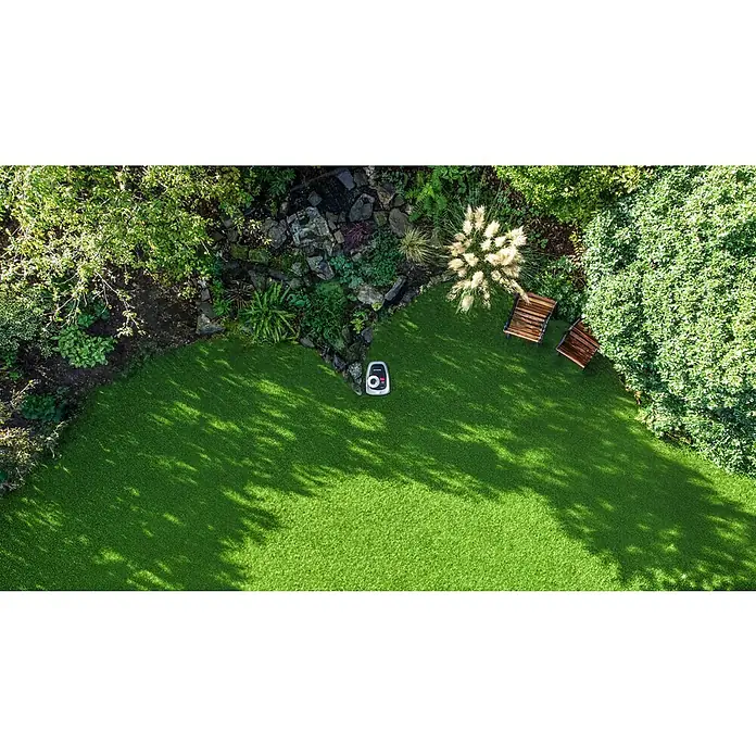Segway Mähroboter Navimow i105E - 500 m², Schnittbreite: 18 cm, Satellitengestützte Navigation, RTK - Draufsicht auf einen Rasenmähroboter auf einem grünen Rasen, umgeben von Bäumen und zwei Holzbänken.