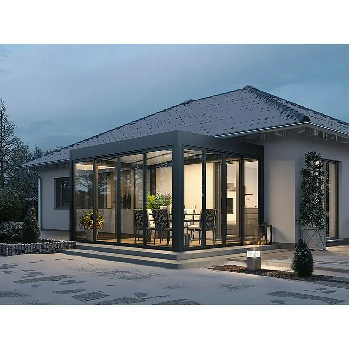 Wismar-NFI Wintergarten - 400 x 300 cm, Satteldach, Polycarbonat, Anthrazitgrau, Milchig Weiß - Wintergarten mit Glasdach und Schiebetüren, moderne Möbel und Außenbeleuchtung für eine angenehme Atmosphäre.