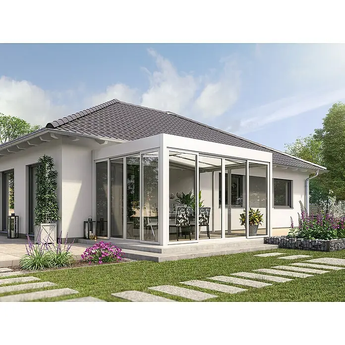 Wismar-NFI Wintergarten - 500 x 300 cm, Satteldach, Polycarbonat, Verkehrsweiß, Milchig Weiß - Elegante Terrassenüberdachung aus Glas und Aluminium, die sich perfekt in das moderne Haus einfügt und den Wohnraum erweitert.