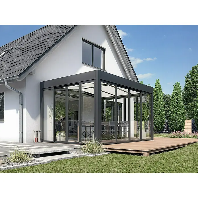 Wismar-NFI Wintergarten - 500 x 300 cm, Satteldach, Polycarbonat, Anthrazitgrau, Milchig Weiß - Die elegante Terrassenüberdachung mit Glasfront bietet einen hellen und geschützten Raum im Freien. Die moderne Bauweise fügt sich nahtlos an das Haus an.
