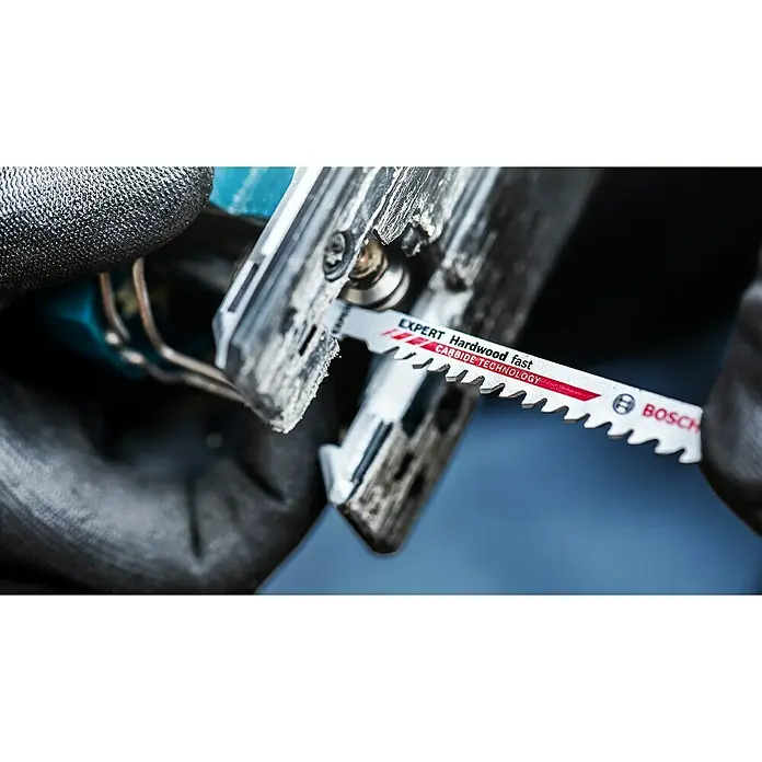 Bosch Stichsägeblatt T144DHM - Abrasive Holzwerkstoffe, T-Schaft - Nahaufnahme eines Bosch Expert Hardwood fast Stichsägeblatts, das zum schnellen und effizienten Schneiden von Hartholz entwickelt wurde.