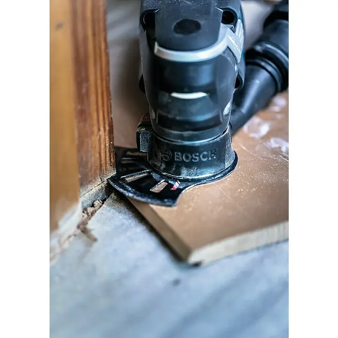Bosch Segmentsägeblatt Multimaterial ACZ 105 ET - Durchmesser: 105 mm, Geeignet für: Holzwerkstoffe - Das Bild zeigt einen Bosch Multifunktionswerkzeug im Einsatz, das präzise Schnitte ermöglicht und für vielfältige Heimwerkerarbeiten geeignet ist.