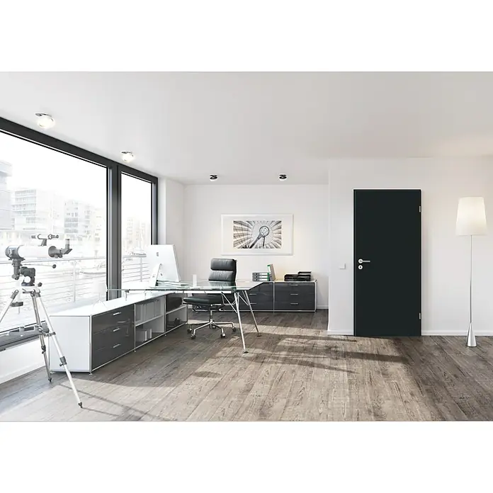GetaDoor Getalit Türzarge A1 - 860 x 1.985 mm, Wandstärke: 240 mm, DIN Anschlag: Rechts, Schwarz - Ein modernes Büro mit Glastisch, schwarzem Bürostuhl und großem Fenster. Der Fokus liegt auf dem minimalistischen Design und dem geräumigen Ambiente.