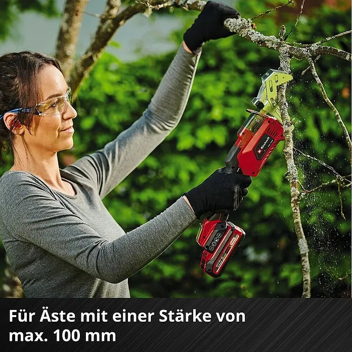 Einhell Power X-Change 18V Akku-Astsäge GE-GS 18/150 Li - Li-Ionen, Ohne Akku, Schwertlänge: 100 mm - Eine Frau benutzt eine Einhell Akku-Astsäge zum Beschneiden eines Baumes. Für Äste bis max. 100 mm Stärke geeignet.