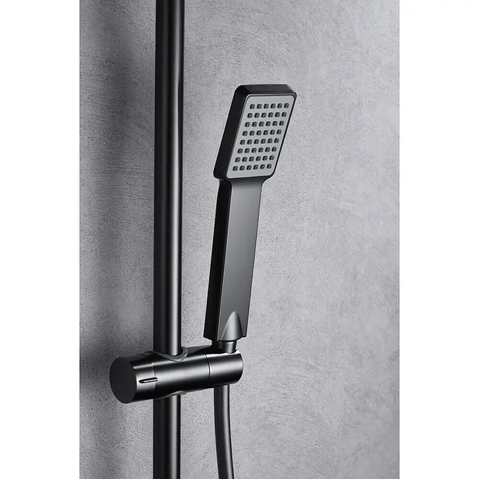 Camargue Adriatic Sistema de ducha - Con grifo monomando, Black gun metal - Primer plano de un elegante conjunto de ducha negro con un moderno cabezal de ducha cuadrado con una estética minimalista.