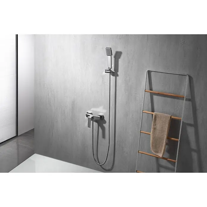 Imex Art Grifo monomando de ducha - Cromo - Primer plano de un moderno juego de ducha y un toallero en el baño.