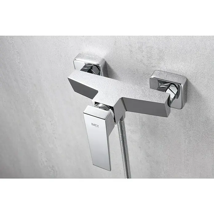 Imex Art Grifo monomando de ducha - Cromo - Grifo de pared de IMEX con manguera de ducha. El acabado cromado y el diseño moderno realzan el estilo de cualquier baño.