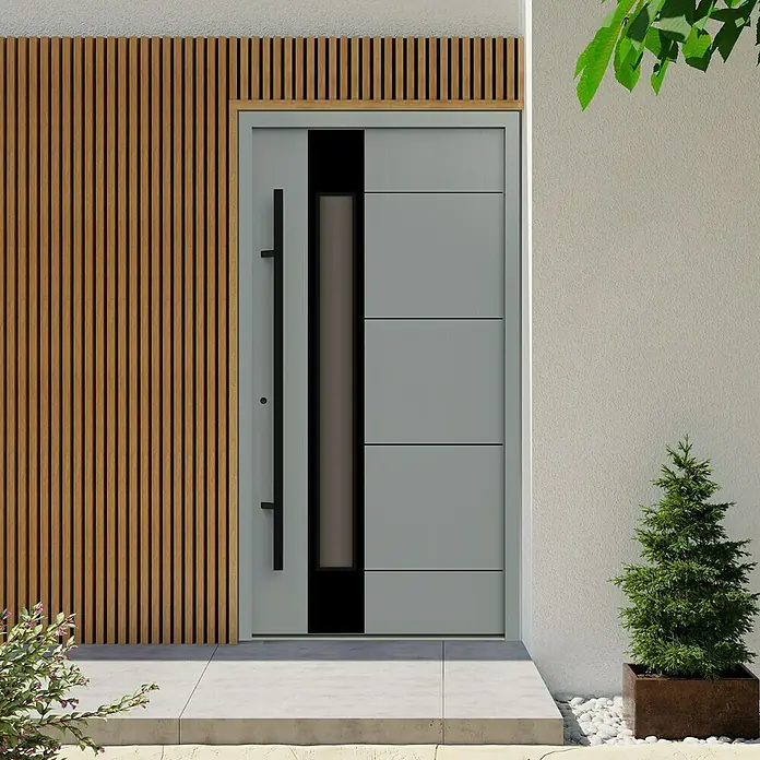 Gerda Haustür Thermo Prime 75 Linz - 100 x 210 cm, DIN Anschlag: Links, Grau, Schwarze Details - Moderne Haustür mit Paneeldesign und schwarzem Griff, umgeben von Holzverkleidung und minimalistischer Bepflanzung.