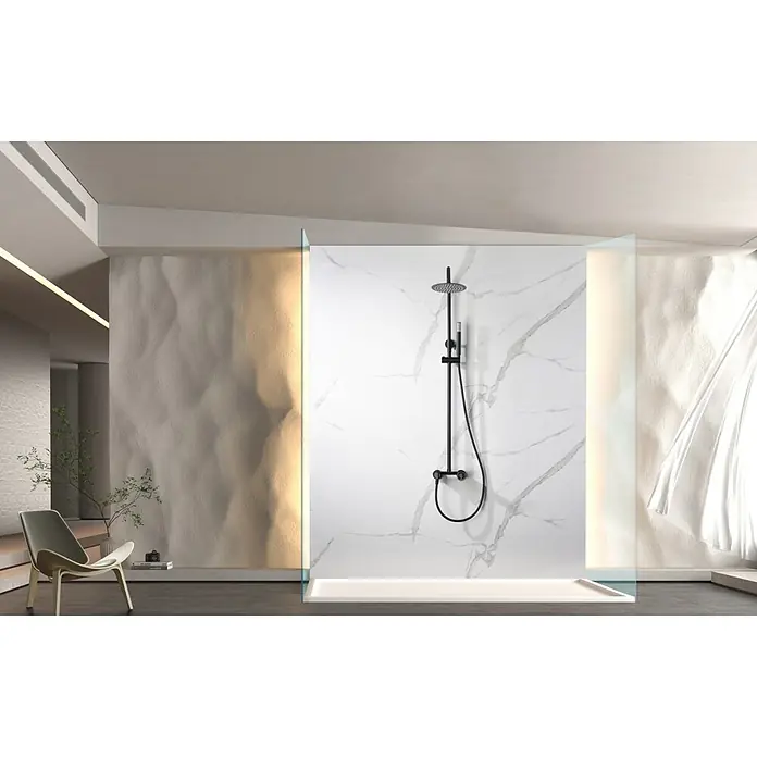 Imex Olimpo Sistema de ducha - Grifo monomando, Negro - Un baño moderno con un elegante conjunto de ducha negro sobre una pared de mármol, encerrado por paneles de vidrio transparente.