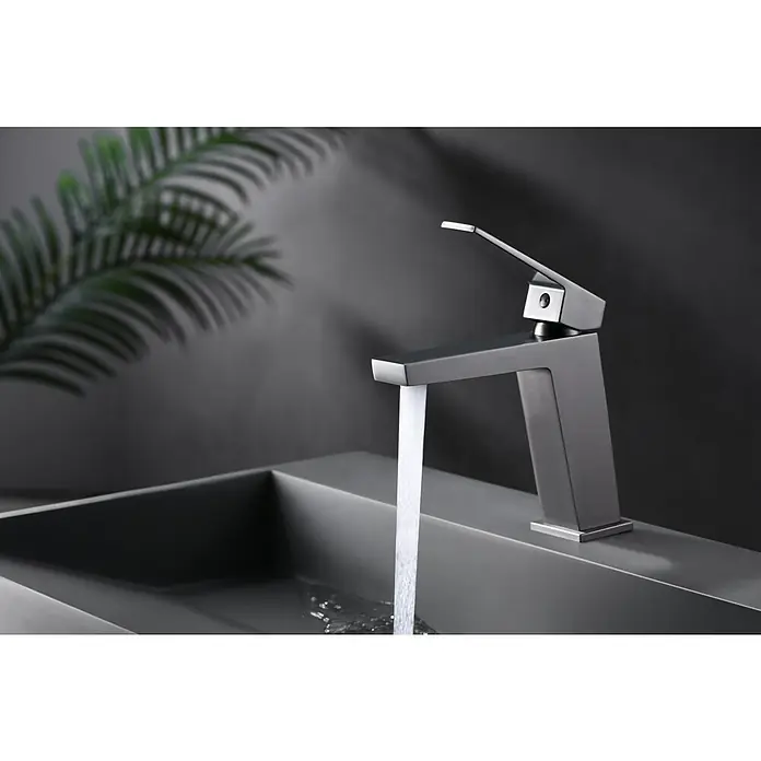 Camargue Adriatic Grifo de lavabo - Black gun metal - Elegante grifo de níquel cepillado con diseño moderno. El agua fluye suavemente al lavabo, creando un ambiente relajante.