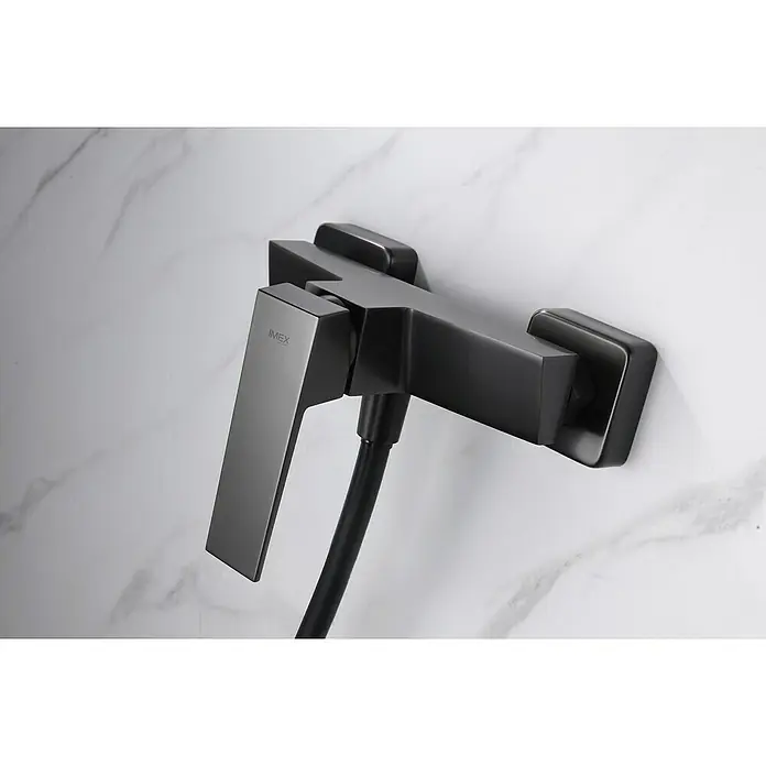Imex Art Grifo monomando de ducha - Black gun metal - Primer plano de un grifo negro IMEX con manguera de ducha sobre un fondo de mármol blanco, mostrando líneas limpias y diseño moderno.