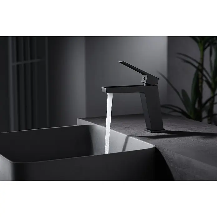 Camargue Adriatic Grifo de lavabo - Negro - Elegante grifo negro sobre un lavabo oscuro, agua corriendo. Diseño de baño moderno con estética minimalista y enfoque en formas limpias.