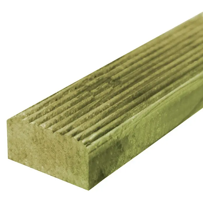 Konstruktionsholz - 300 x 4,5 cm, Kiefer/Fichte - Nahaufnahme eines einzelnen, geriffelten Terrassenbretts aus behandeltem Holz, das auf einem weißen Hintergrund liegt.